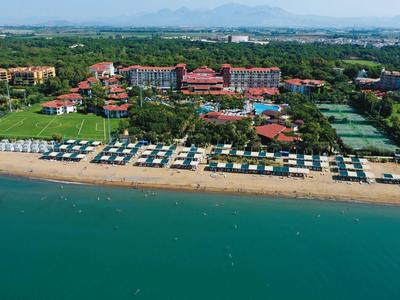 Widok na kurort plażowy z parasolami i leżakami przy czystym morzu