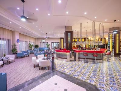 Modernes Hotelrestaurant mit bunter Kachelfußboden und gemütlichen Sitzbereichen.