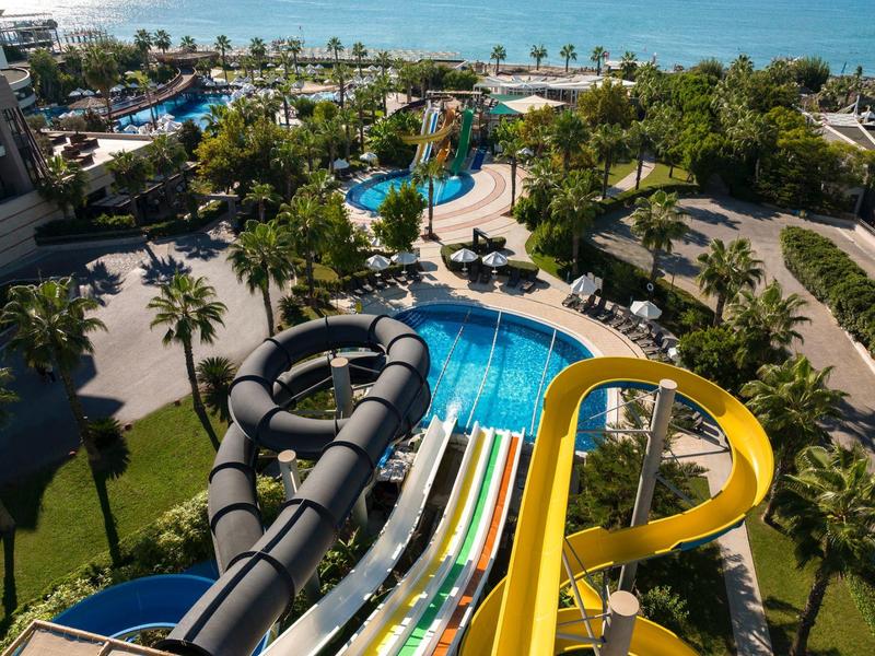 Scivoli d'acqua colorati in un parco tropicale vicino al mare.