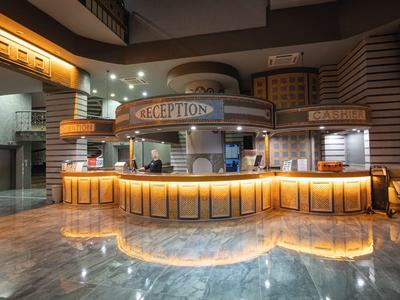 Reception moderna e illuminata di un hotel con pavimento in marmo lucido.