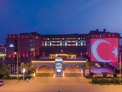 Hotelbeleuchtung zeigt die türkische Flagge auf der Fassade bei Nacht.