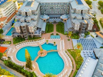 Veduta aerea di un hotel di lusso con grandi piscine e edifici circostanti