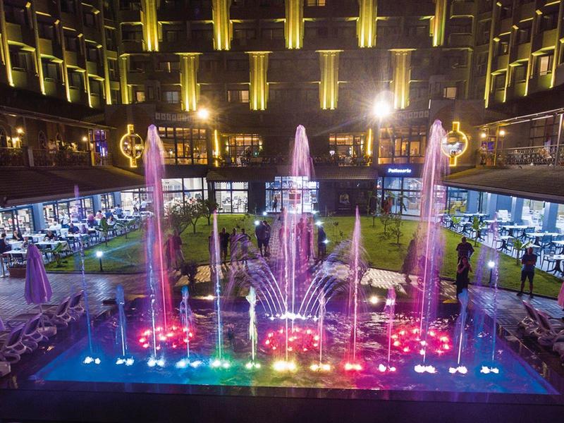 Fontana colorata davanti a un hotel illuminato di notte