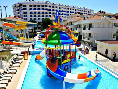 Hotel con piscina e colorato parco giochi acquatico per bambini.