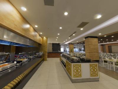 Ristorante moderno con area buffet e posti a sedere in un ambiente luminoso ed elegante.