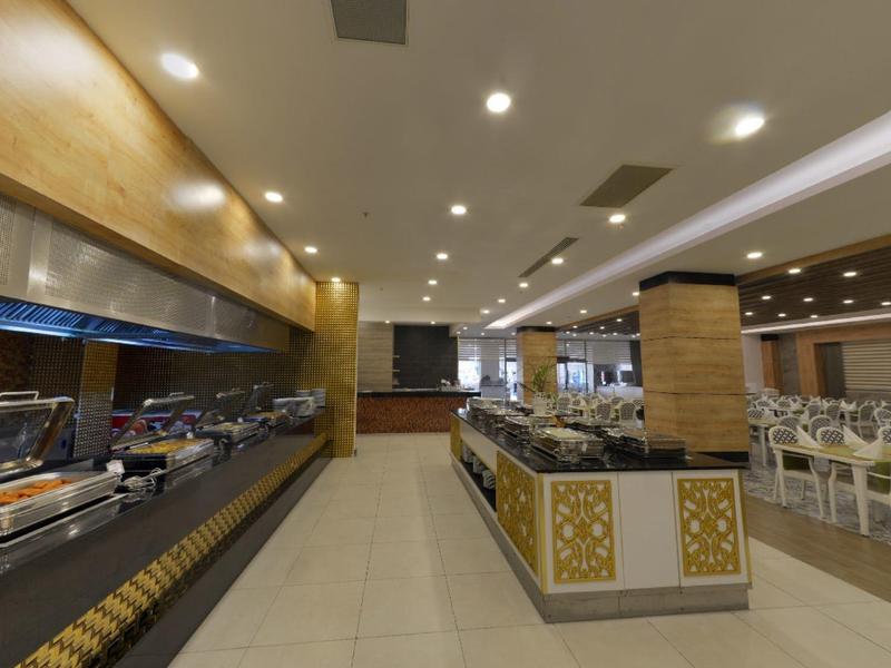 Ristorante moderno con area buffet e posti a sedere in un ambiente luminoso ed elegante.