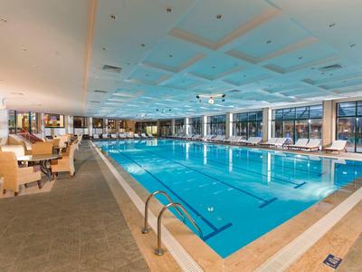 Vnitřní bazén se širokými dráhami, posezením a velkými okny