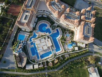 Vista aerea di un complesso alberghiero con piscine e giardini.