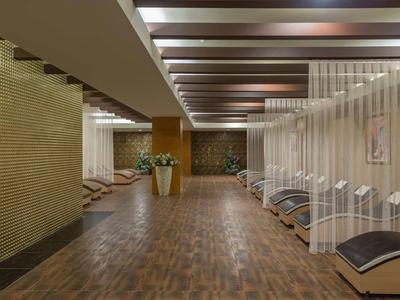 Área de spa moderna con tumbonas y luz tenue en un hotel