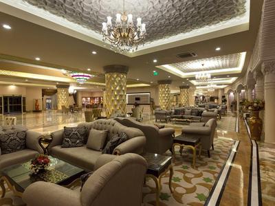 Salotto lussuoso con divani comodi e luci eleganti in un hotel raffinato.