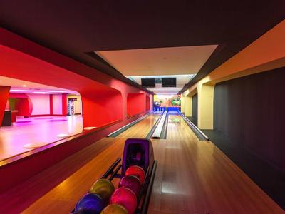 Bolera moderna con bolas coloridas y luz cálida en un ambiente relajado.