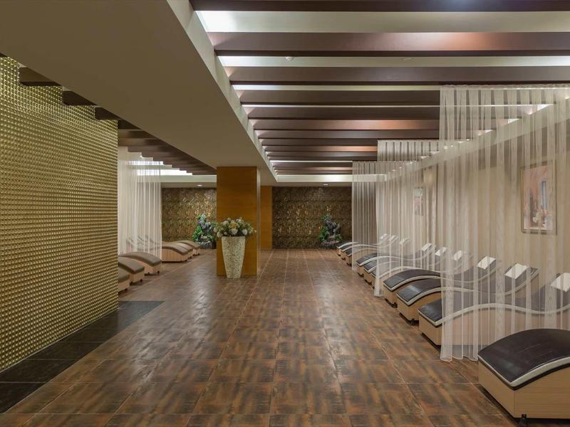 Salone spa elegante con poltrone comode e illuminazione soffusa sul soffitto.