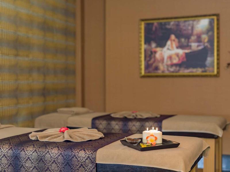 Stanza per massaggi con lettini e ambiente rilassante e zen.