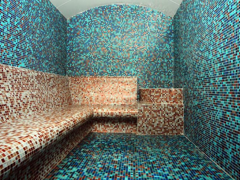 Un'area relax con piastrelle a mosaico colorate in tonalità calde e fredde in un ambiente benessere.