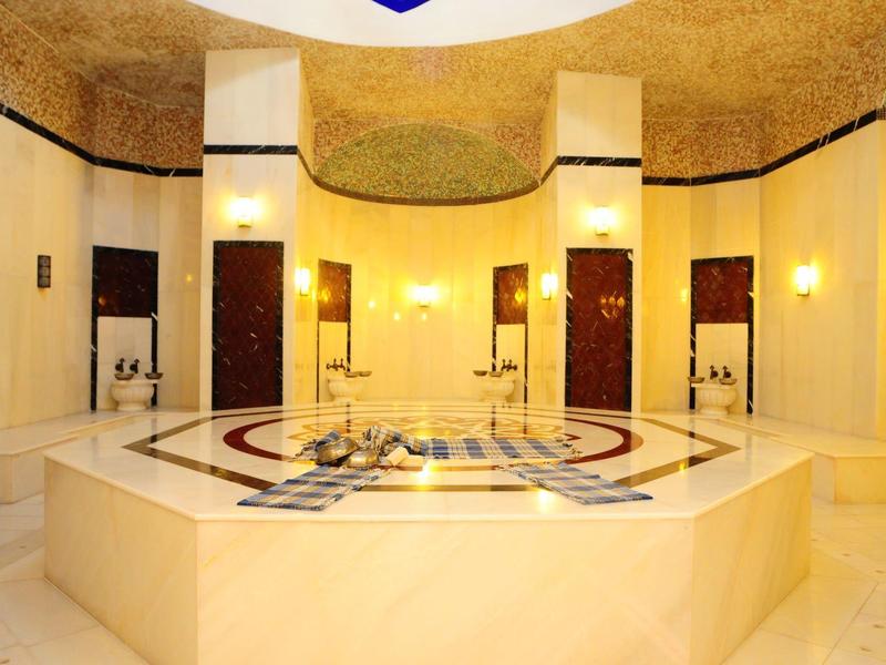 Elegante area spa con piscina riscaldata e piastrelle di marmo in luce calda