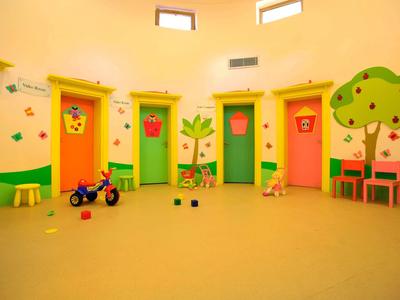 Kleurrijke kinderruimte met heldere deuren, speelgoed en wanddecoraties in een lichte kamer.