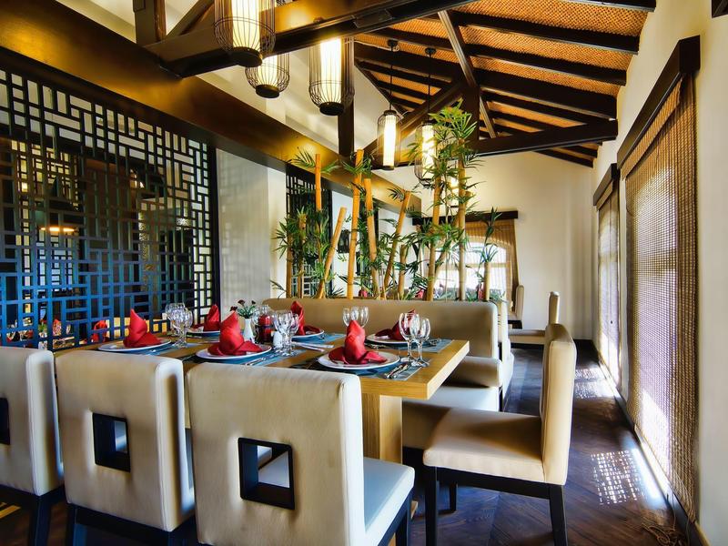 Ristorante elegante con struttura in legno, sedie confortevoli e tavolo apparecchiato.