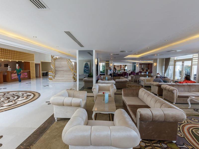 Ampio salone d'hotel moderno con comodi posti a sedere e tappeti.