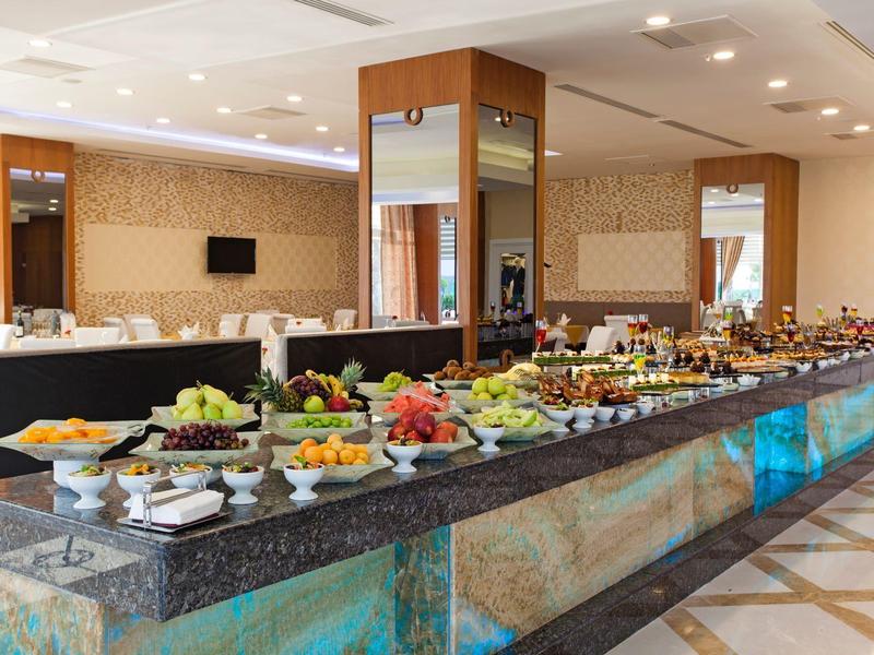 Buffet con una varietà di frutta e dessert in un elegante ristorante dell'hotel.