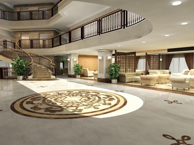 Luminoso atrio dell'hotel con pavimento in marmo decorativo e aree salotto confortevoli.