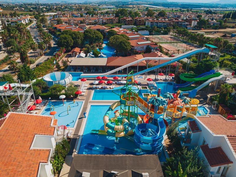 Scivoli d'acqua colorati e piscine in un hotel per vacanze con città circostante