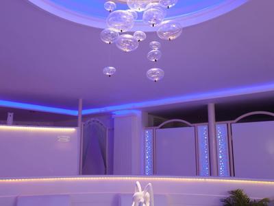 Interno moderno con lampadario artistico e illuminazione elegante in un ambiente luminoso