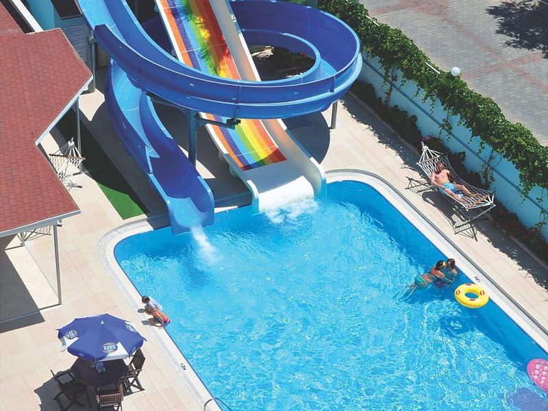 Vista di una piscina d'hotel con scivoli d'acqua e ombrelloni vicino all'acqua
