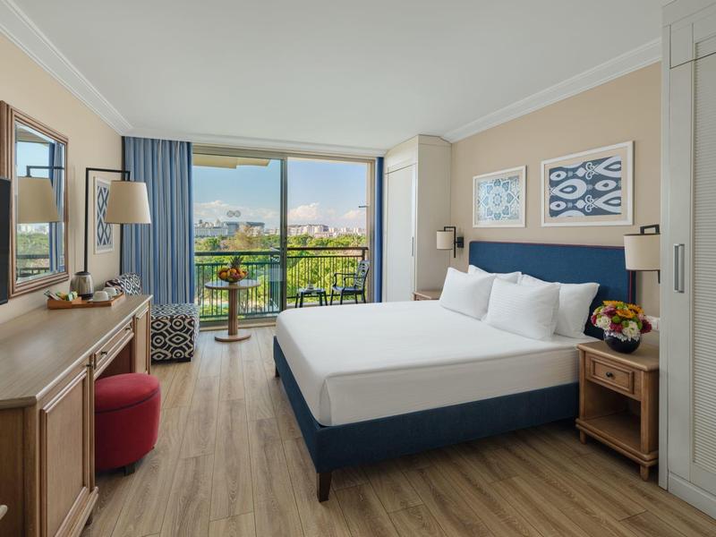 Moderní hotelový pokoj s postelí, balkonem a výhledem na vodu