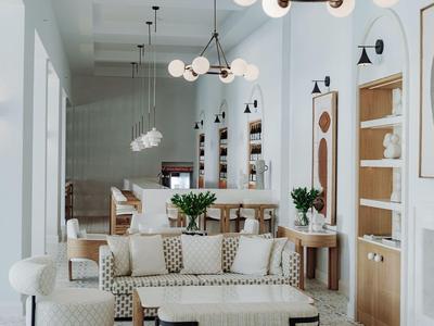 Jasne, nowoczesne lobby hotelowe z białymi ścianami, wygodnymi sofami i stylowymi dekoracjami.