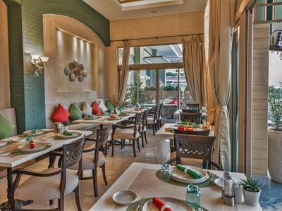Elegantní hotelová restaurace s prostřenými stoly a výhledem na terasu.