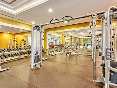 Hell beleuchteter Fitnessraum mit Kraftgeräten und Hanteln in einem Hotel.