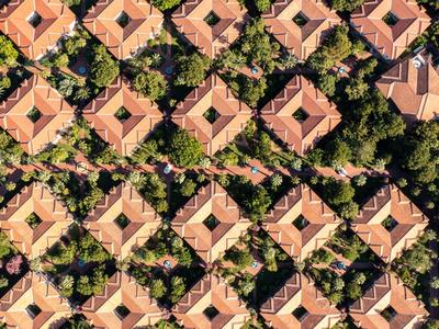 Veduta aerea di un resort con molti edifici quadrati e alberi verdi.