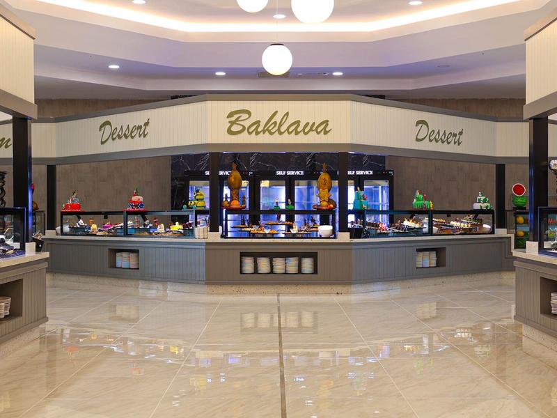 Strefa bufetu z napisem Baklava, różnymi deserami i słodyczami.