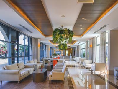 Nowoczesny, jasny salon hotelowy z miejscami do siedzenia i dużymi oknami