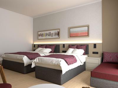 Modernes Hotelzimmer mit zwei Einzelbetten, Nachttischen, Wandbildern und einem roten Sessel.