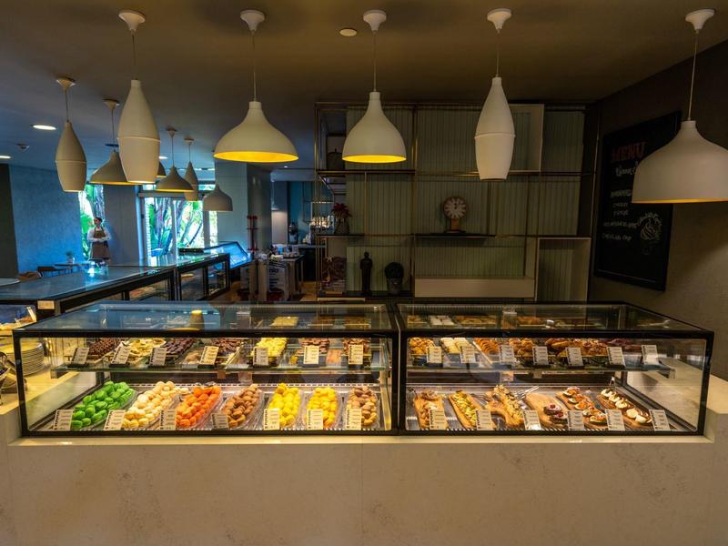 Teche espositive con una varietà di sushi colorati in un ristorante moderno.