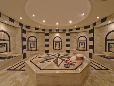 Luxuriöser türkischer Hamam mit Marmor und dekorativen Elementen