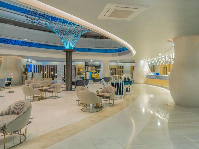 Área moderna del vestíbulo del hotel con diseño elegante y luminoso y asientos con estilo.