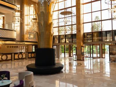 Ampio ingresso con grandi finestre e arredamento moderno.