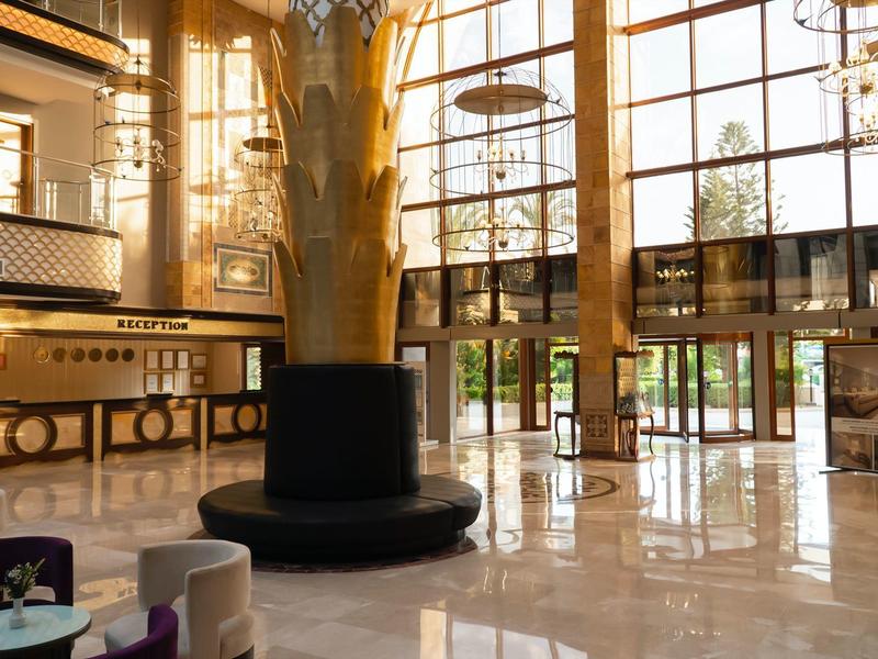 Ampio ingresso con grandi finestre e arredamento moderno.