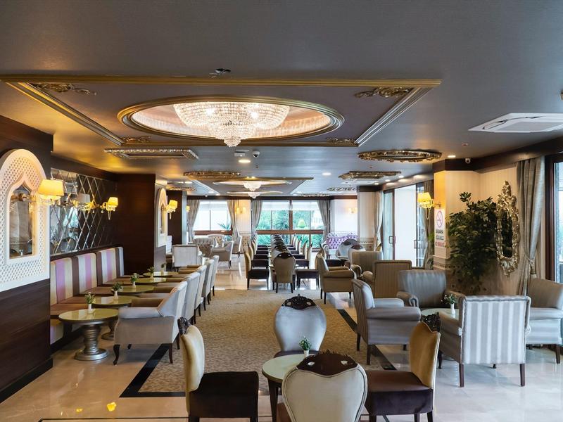 Area ristorante elegante dell'hotel con mobili moderni e grandi finestre.