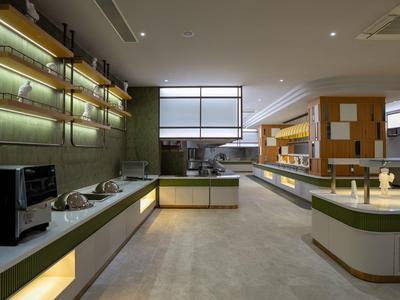 Bar d'hôtel moderne avec intérieur élégant et éclairage tamisé.