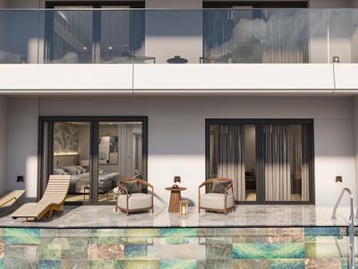 Moderne Terrasse mit Glasbrüstung, zwei Sesseln, Liegestühlen und klarem Pool im Vordergrund.