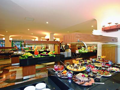 Großer Buffetbereich mit vielfältigen Speisen und modernem Design in einem Hotelrestaurant.