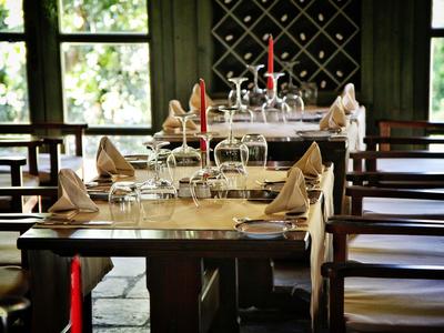 Elegant restaurant met gedekte tafels en gedempte verlichting.