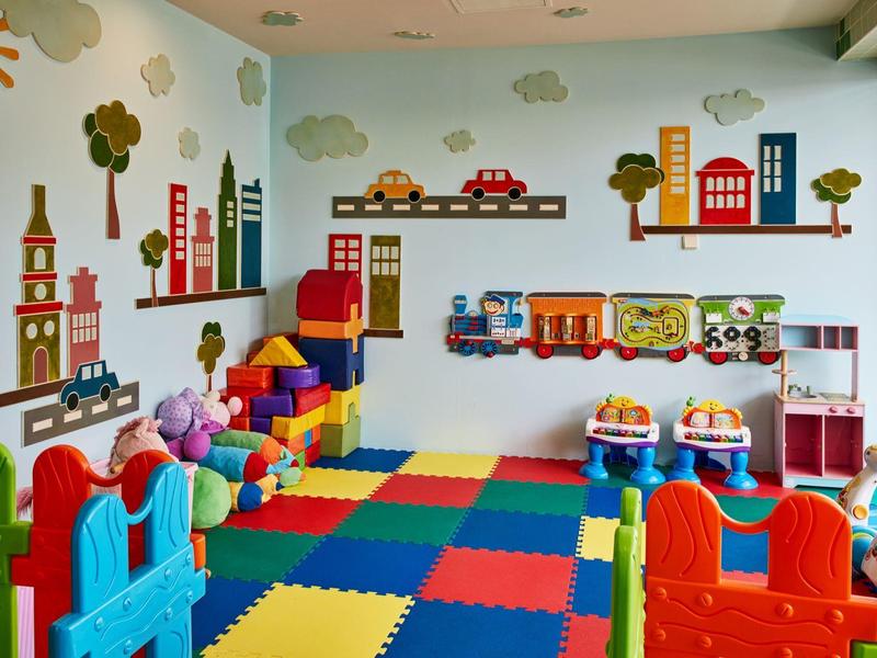 Kleurrijke speelkamer voor kinderen met speelgoed en zachte vloer in een hotel.