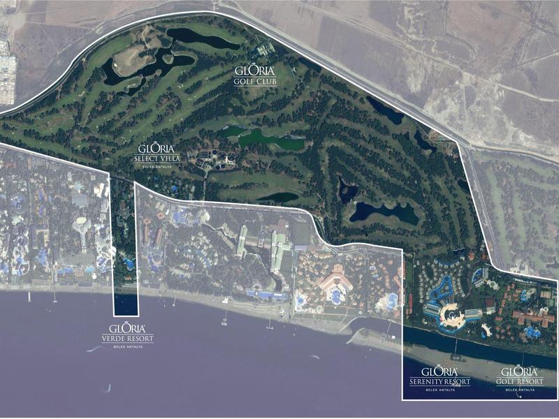 Luchtfoto van een golfbaan aan de kust met meerdere greens en zandbunkers