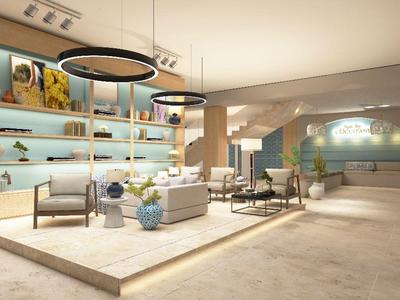 Lounge d'hôtel moderne et lumineuse avec fauteuils, canapé et étagères éclairées.