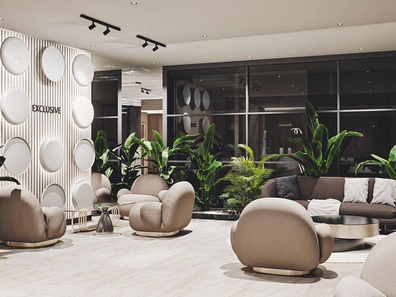 Moderne hotel lobby met comfortabele fauteuils, banken en veel groene planten.