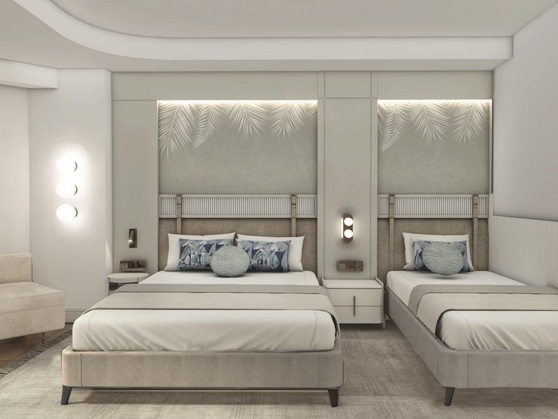 Moderne hotelkamer met een tweepersoonsbed, een eenpersoonsbed en neutrale kleuren.